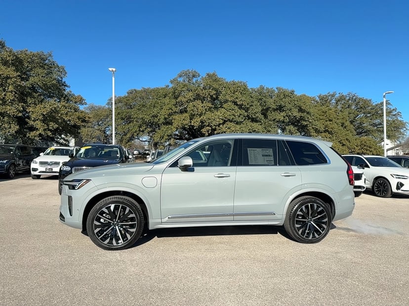 2026 Volvo XC90 plug-in hybrid - Image 2