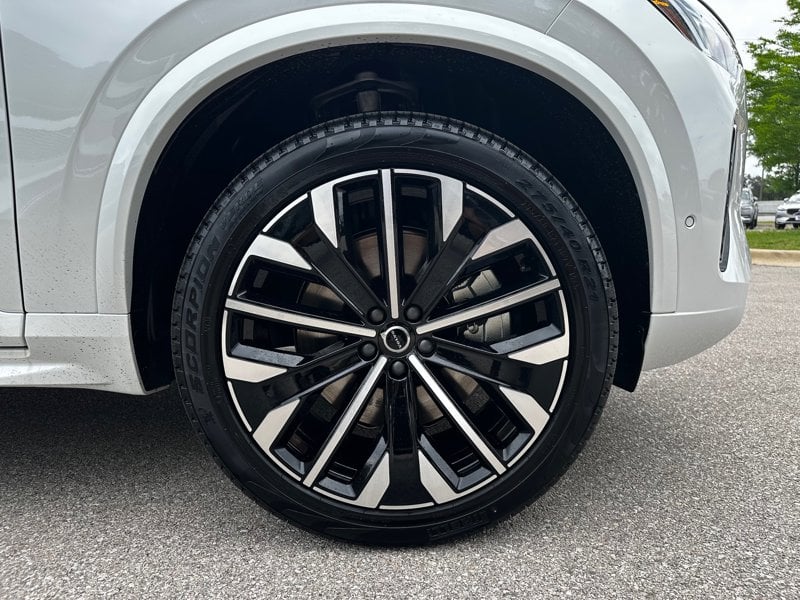 2025 Volvo XC90 plug-in hybrid - Image 7