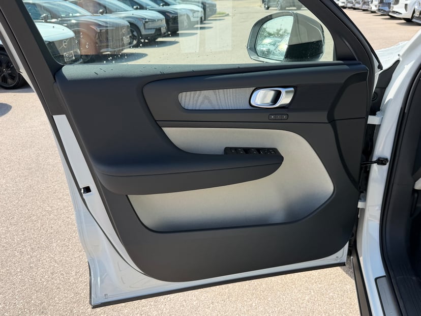 2026 Volvo XC40 - Image 16