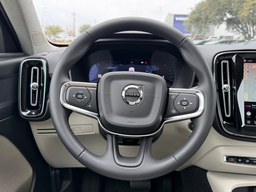 2026 Volvo XC40 - Image 14