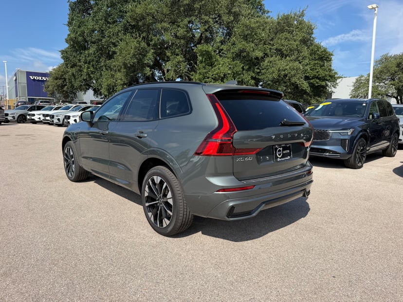 2026 Volvo XC60 plug-in hybrid - Image 3