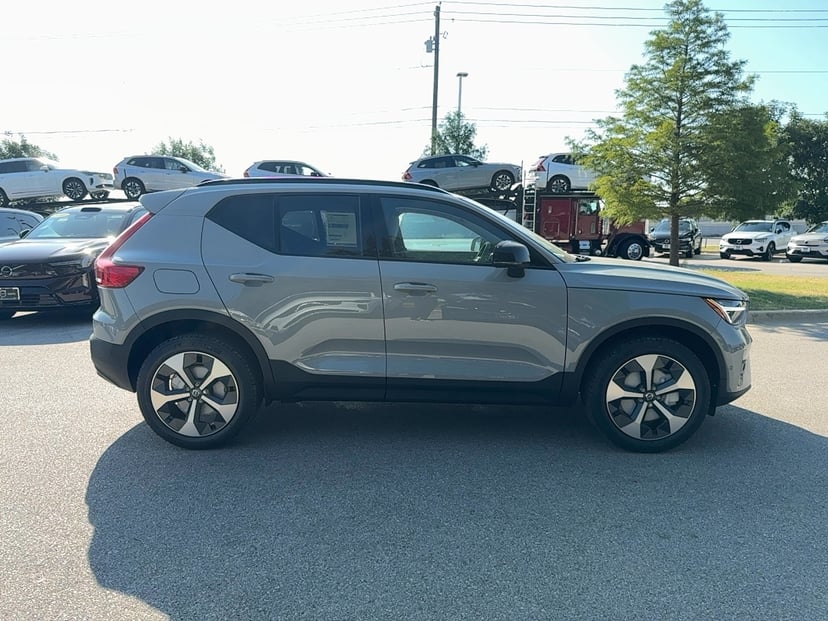 2026 Volvo XC40 - Image 5