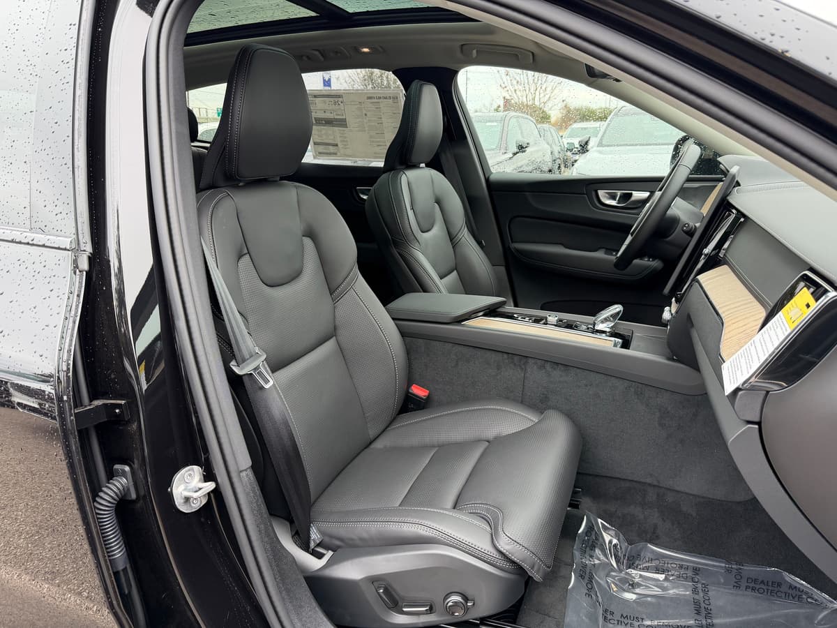 2026 Volvo XC60 - Image 8