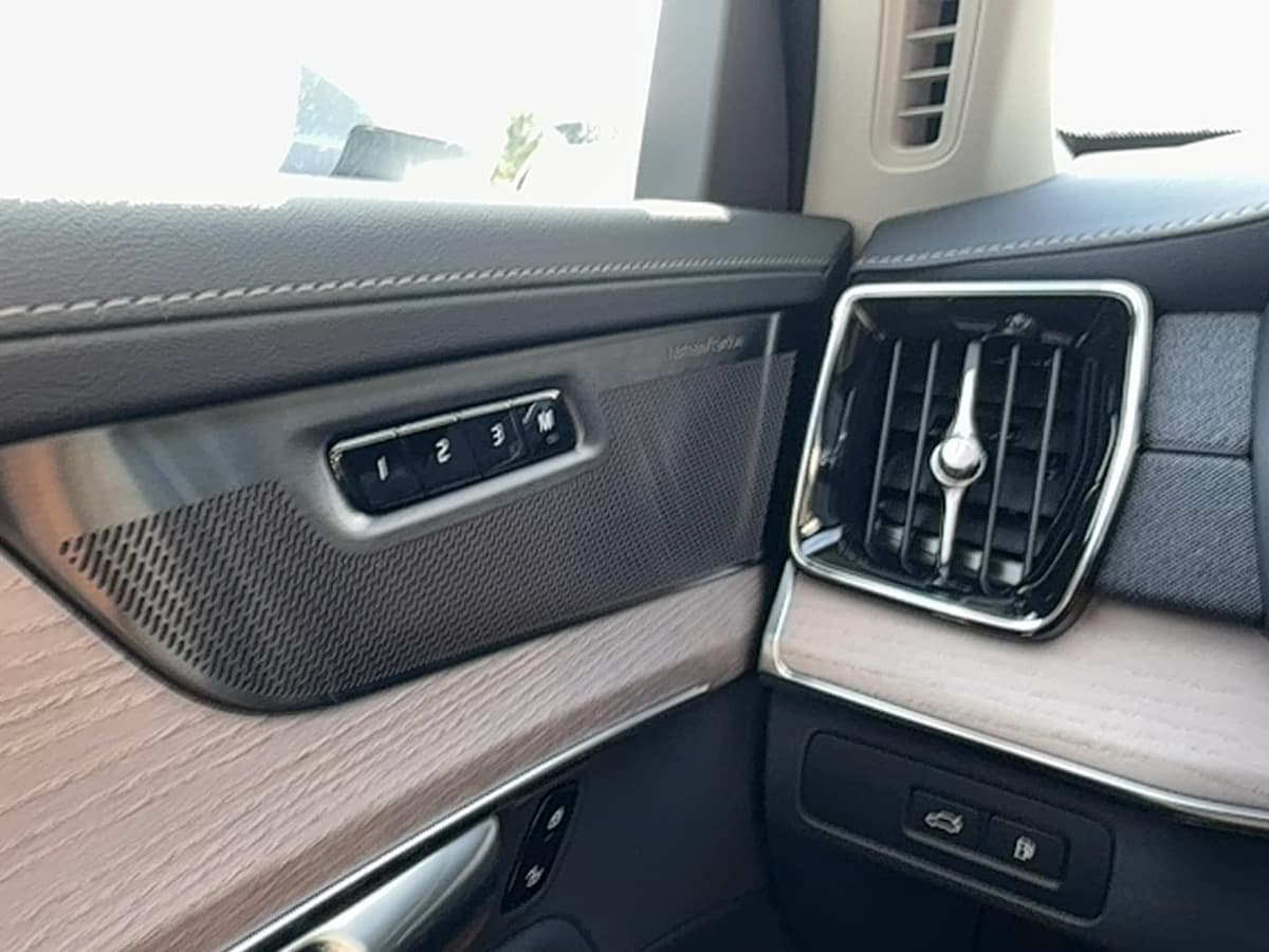 2026 Volvo XC90 plug-in hybrid - Image 19