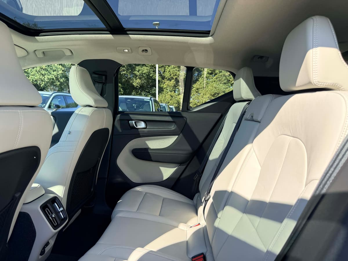 2026 Volvo XC40 - Image 15