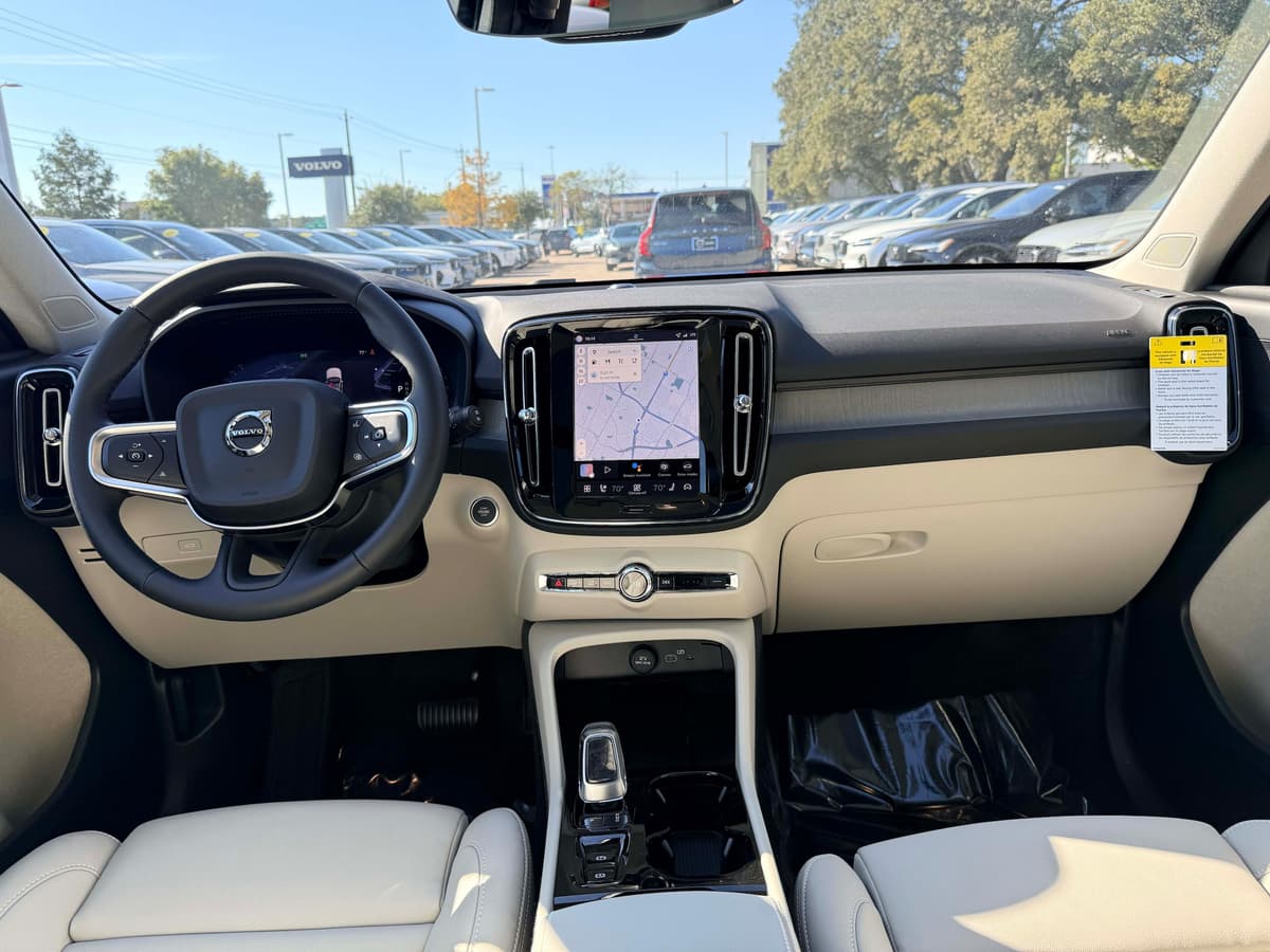 2026 Volvo XC40 - Image 17