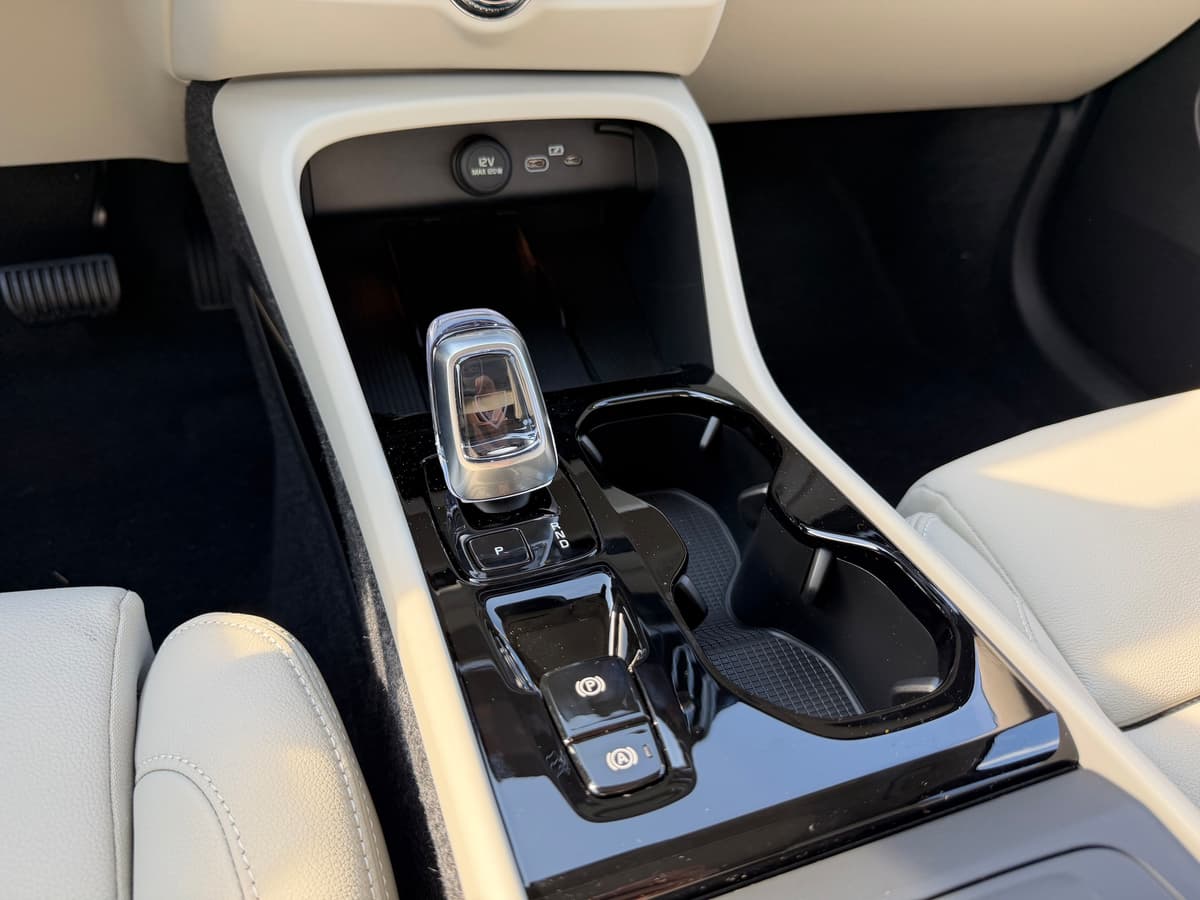 2026 Volvo XC40 - Image 13