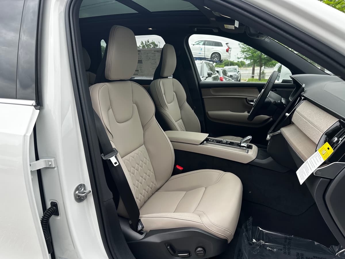 2025 Volvo XC90 plug-in hybrid - Image 8