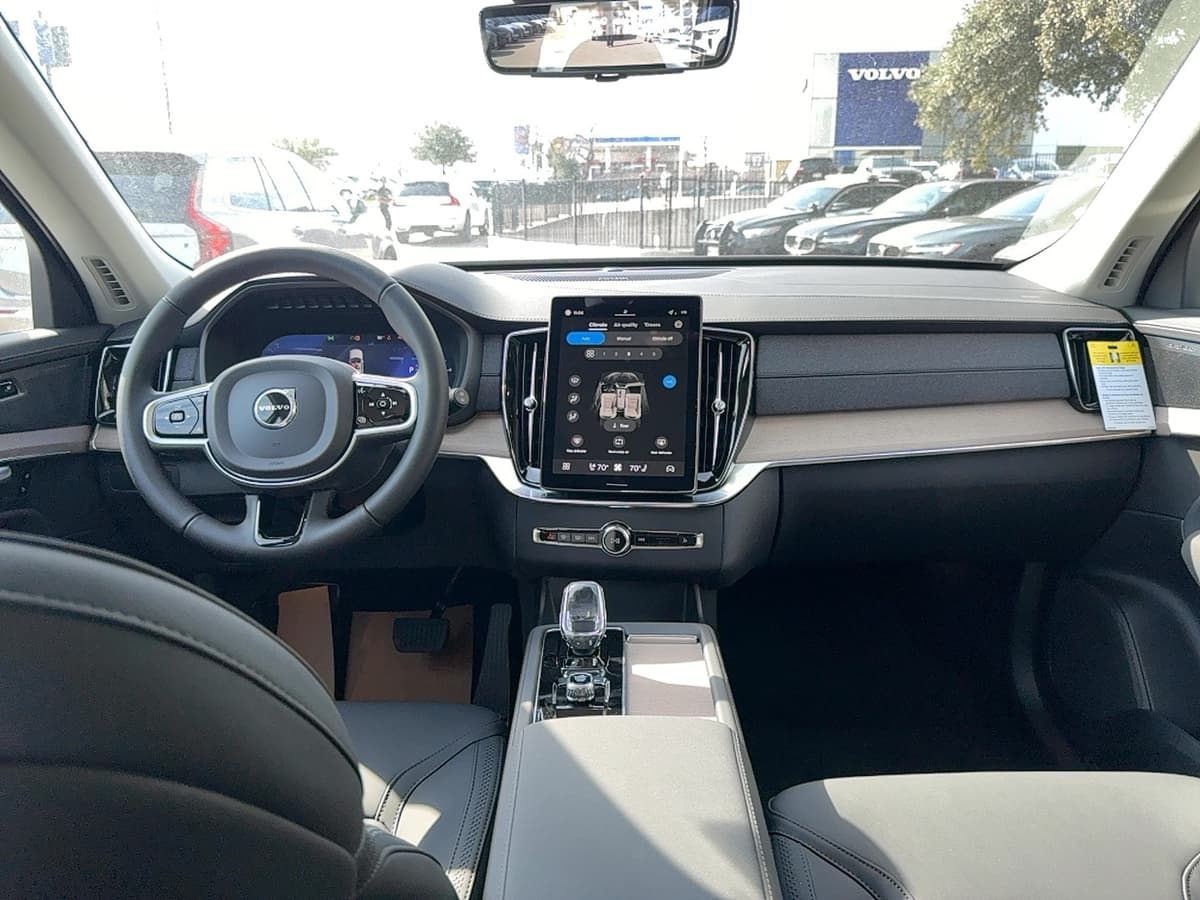 2026 Volvo XC90 plug-in hybrid - Image 18