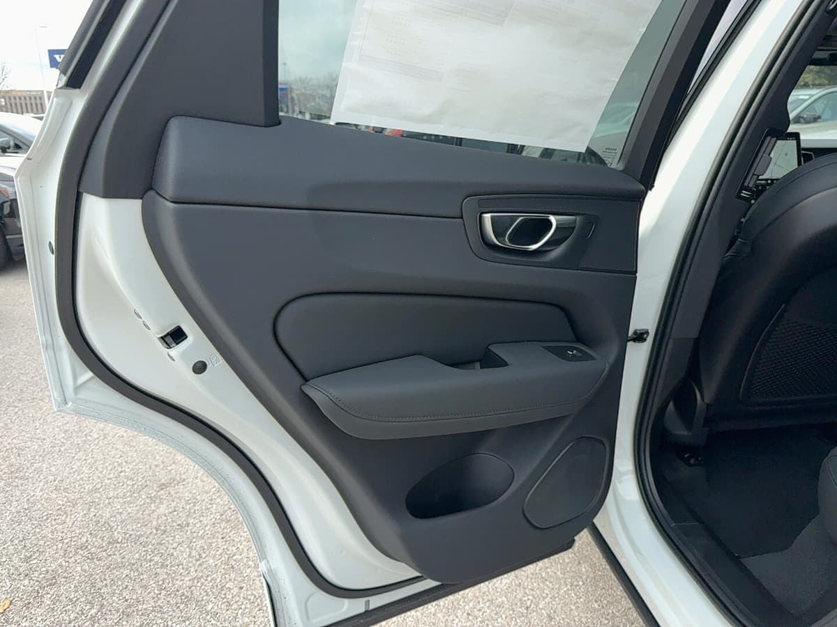 2026 Volvo XC60 - Image 14