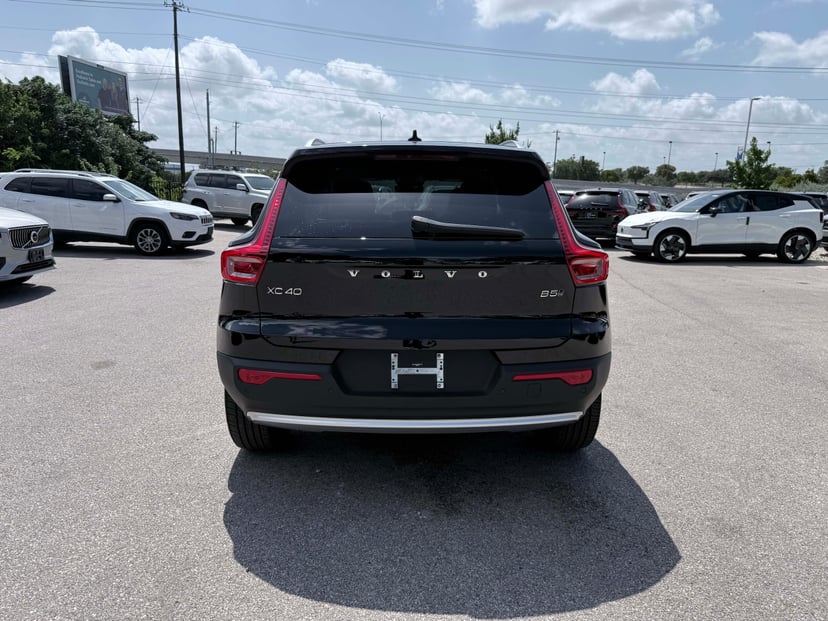 2025 Volvo XC40 - Image 2