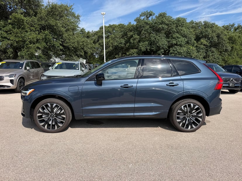 2026 Volvo XC60 plug-in hybrid - Image 2
