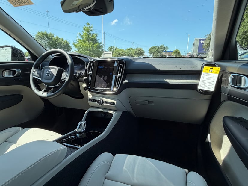 2026 Volvo XC40 - Image 10