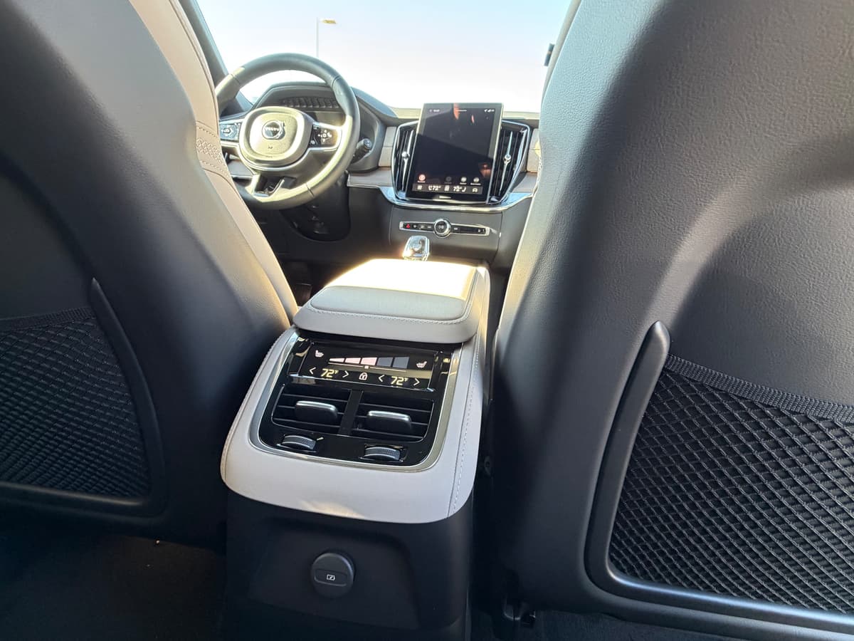 2026 Volvo XC90 plug-in hybrid - Image 12