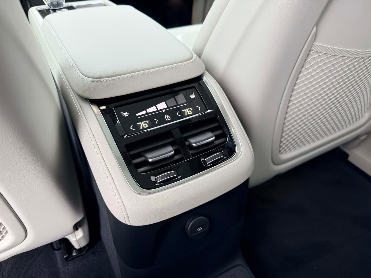 2026 Volvo XC90 plug-in hybrid - Image 17
