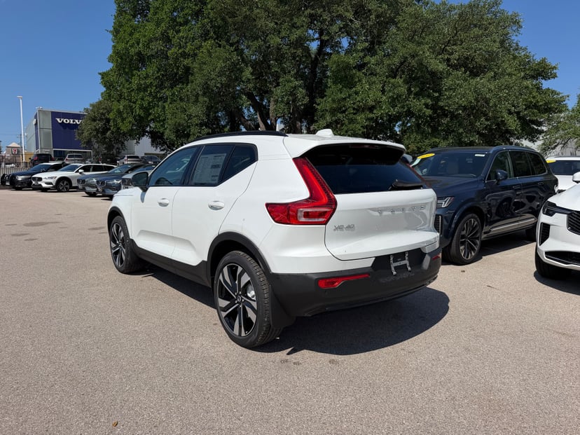 2026 Volvo XC40 - Image 4