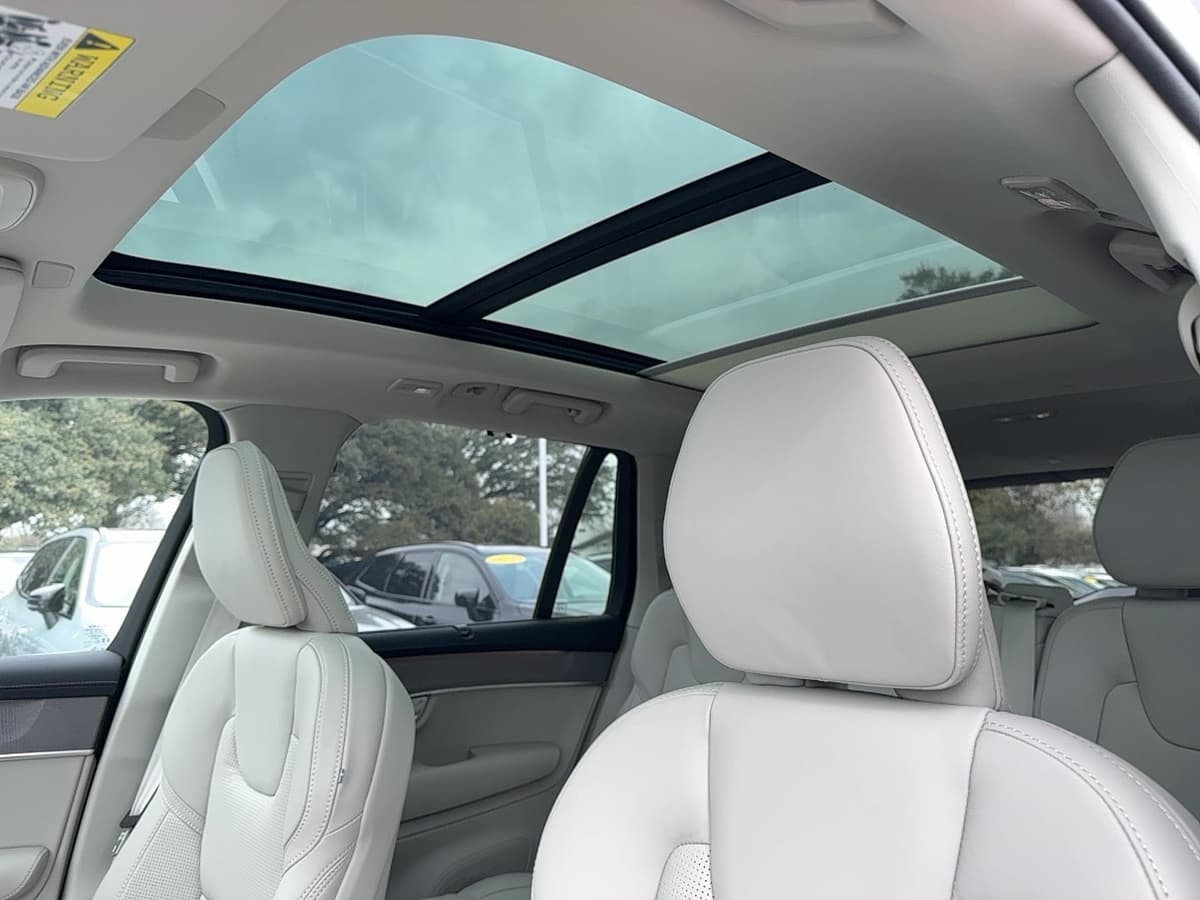 2026 Volvo XC90 plug-in hybrid - Image 13