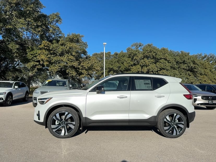 2026 Volvo XC40 - Image 2