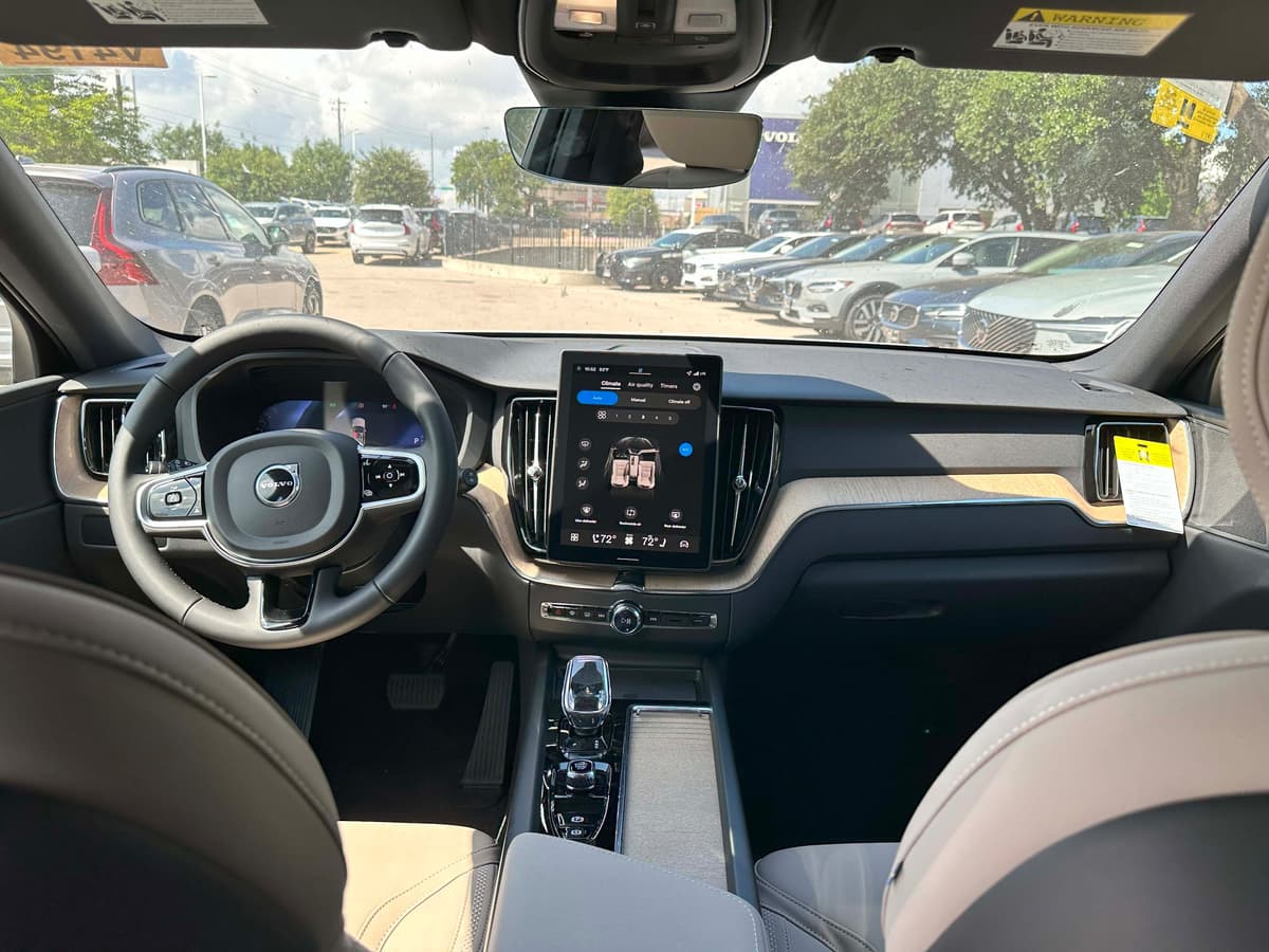 2026 Volvo XC60 - Image 16