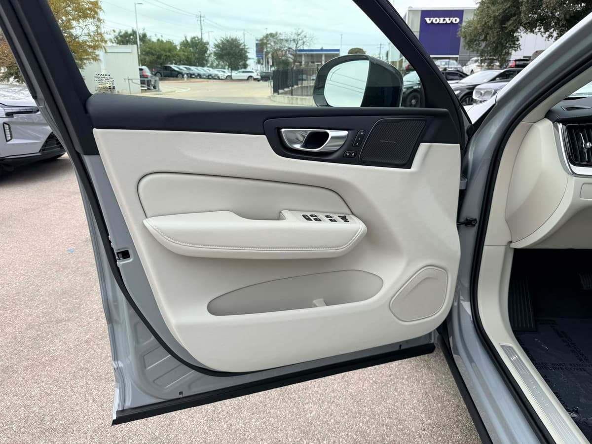 2026 Volvo XC60 - Image 10