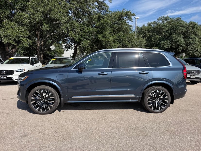 2026 Volvo XC90 plug-in hybrid - Image 2