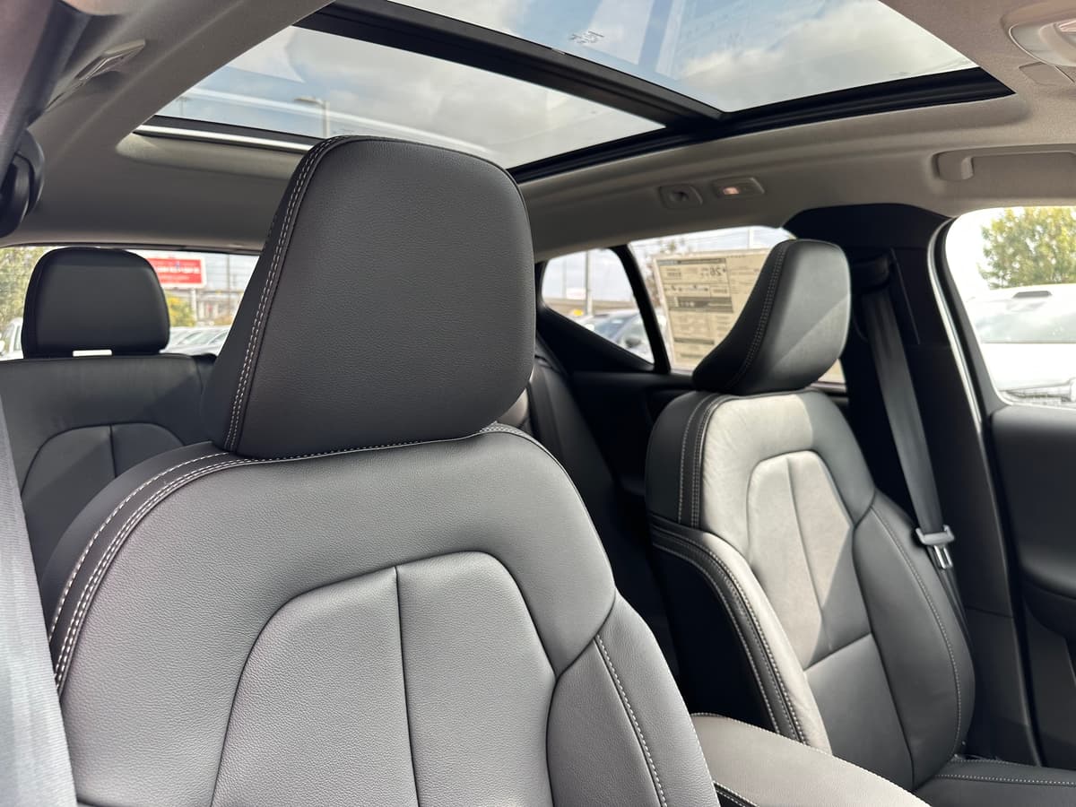 2026 Volvo XC40 - Image 9