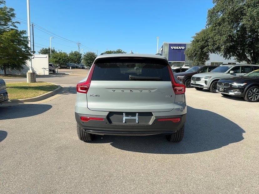 2026 Volvo XC40 - Image 4