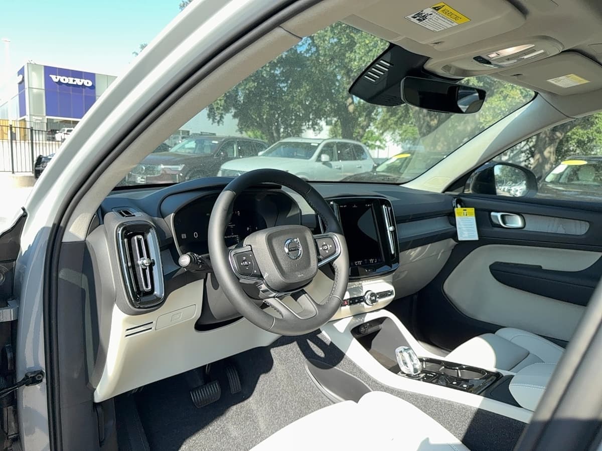 2026 Volvo XC40 - Image 13