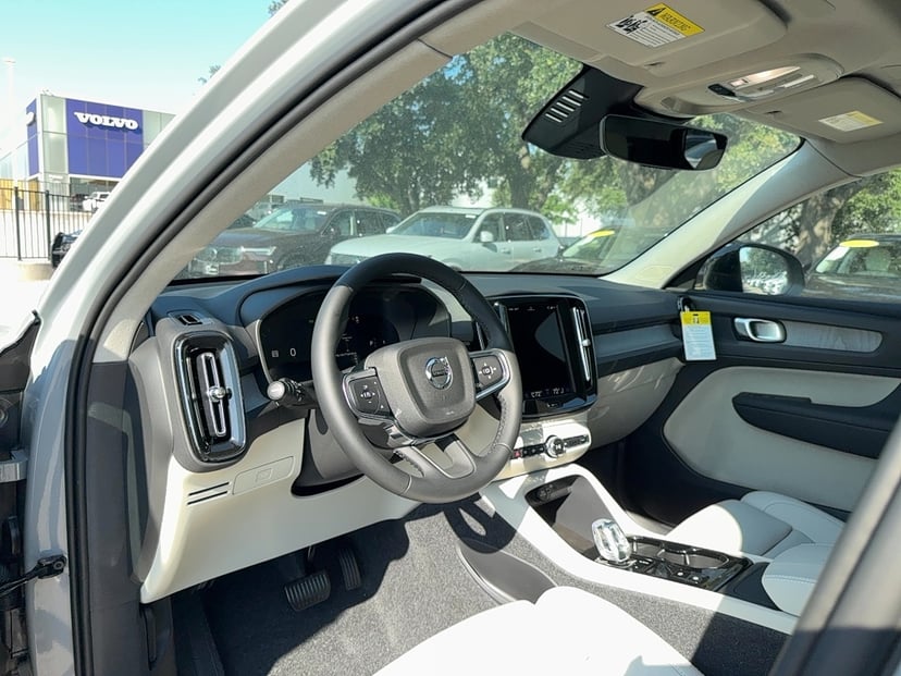 2026 Volvo XC40 - Image 12