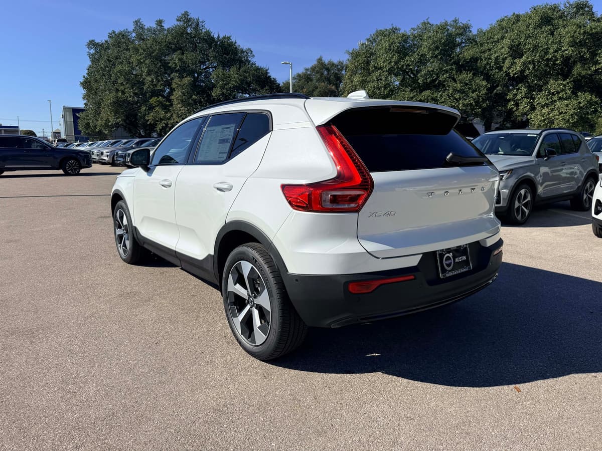 2026 Volvo XC40 - Image 4