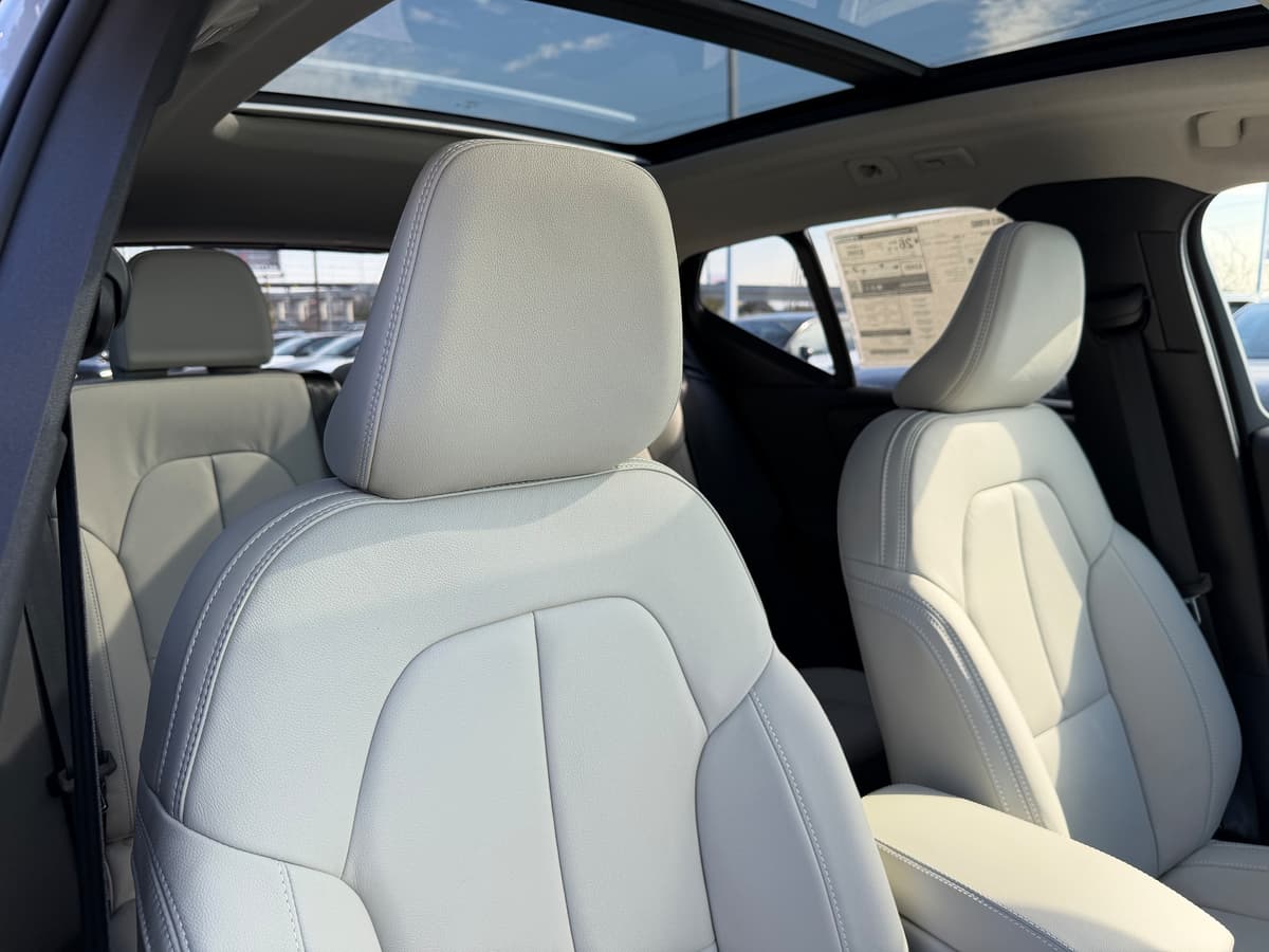 2026 Volvo XC40 - Image 9