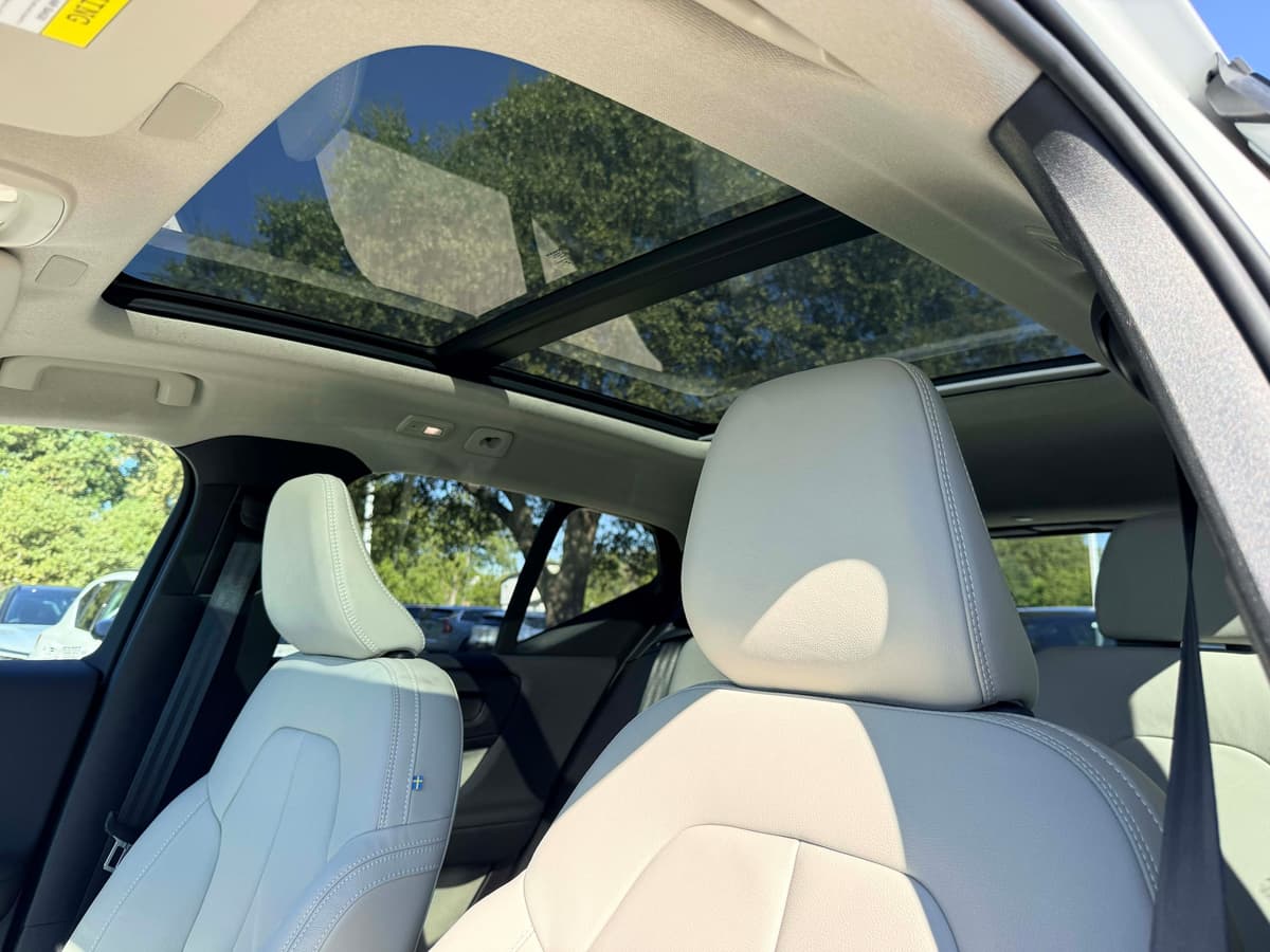 2026 Volvo XC40 - Image 13