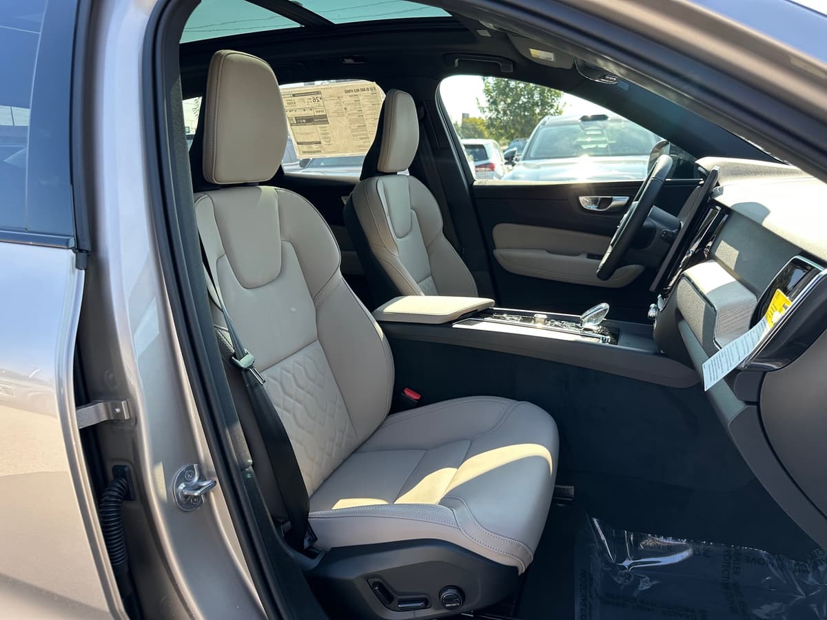 2026 Volvo XC60 - Image 8
