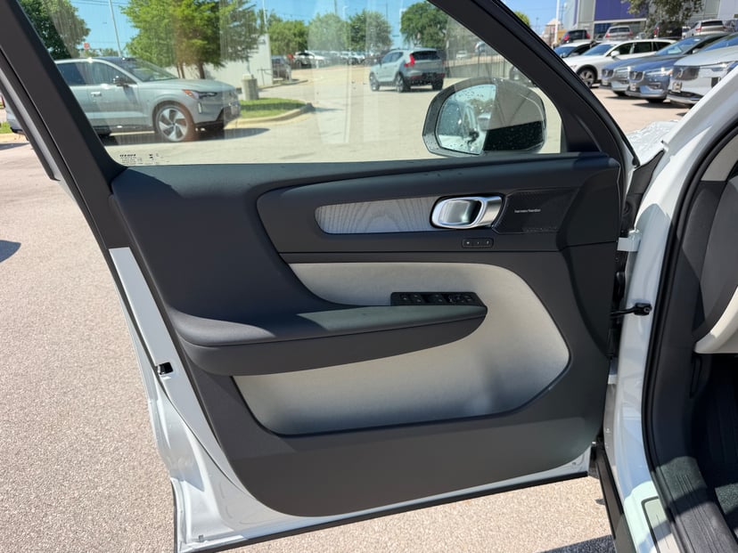 2026 Volvo XC40 - Image 17