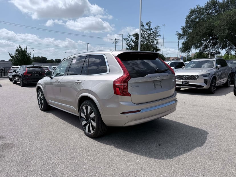 2024 Volvo XC90 plug-in hybrid - Image 3