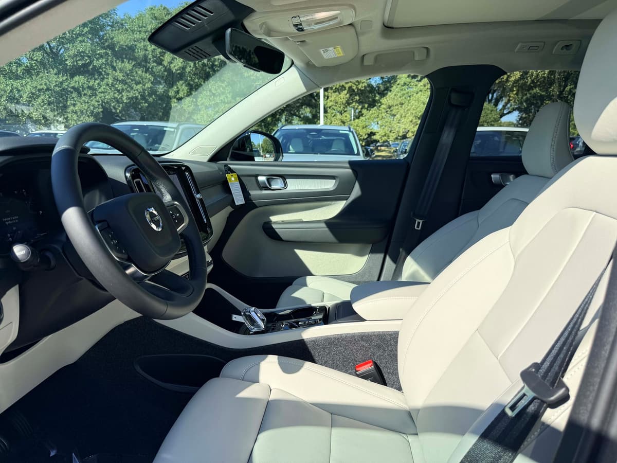 2026 Volvo XC40 - Image 12