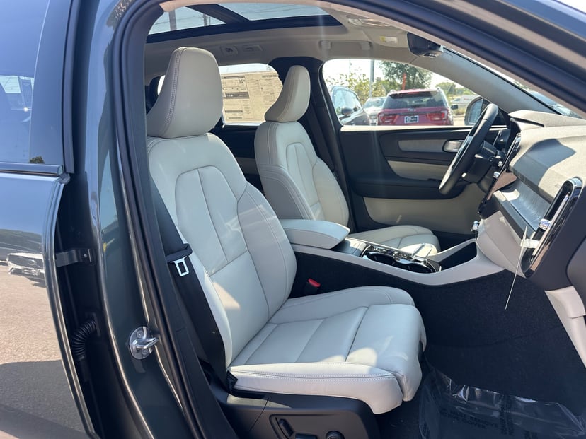 2026 Volvo XC40 - Image 7