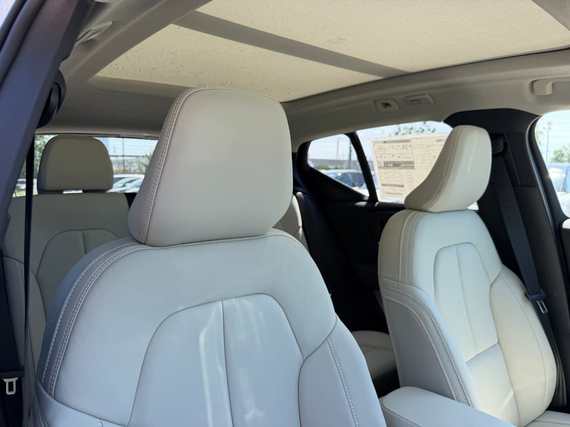 2026 Volvo XC40 - Image 9