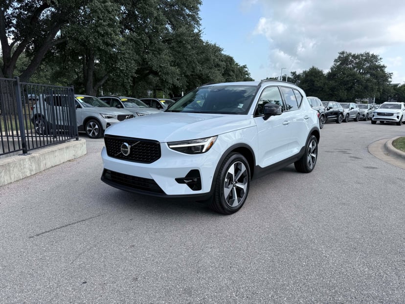 2026 Volvo XC40 - Image 1