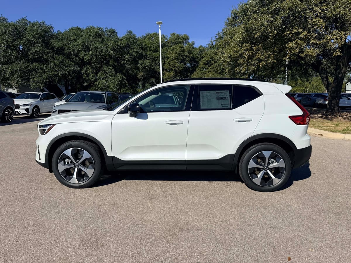 2026 Volvo XC40 - Image 3