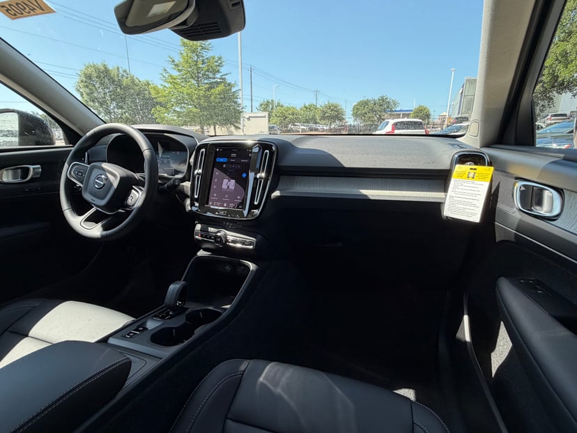 2026 Volvo XC40 - Image 9