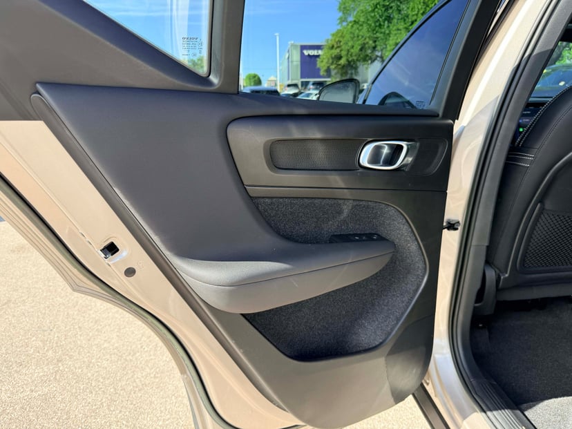 2023 Volvo XC40 Recharge Pure Electric - Image 12