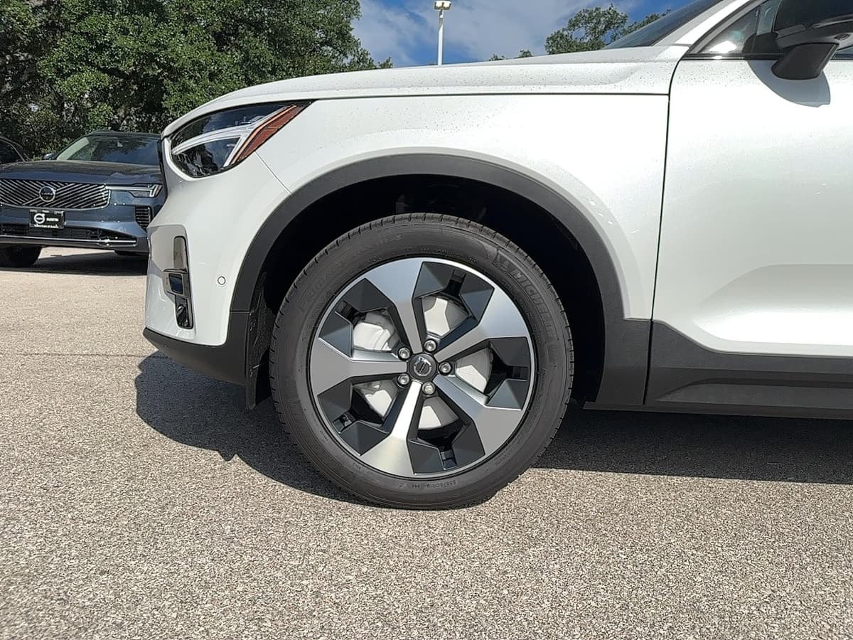 2026 Volvo XC40 - Image 10