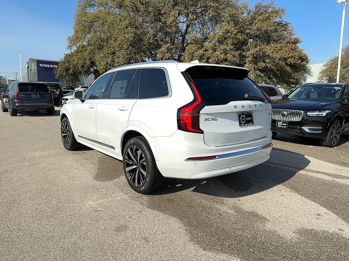 2025 Volvo XC90 plug-in hybrid - Image 4