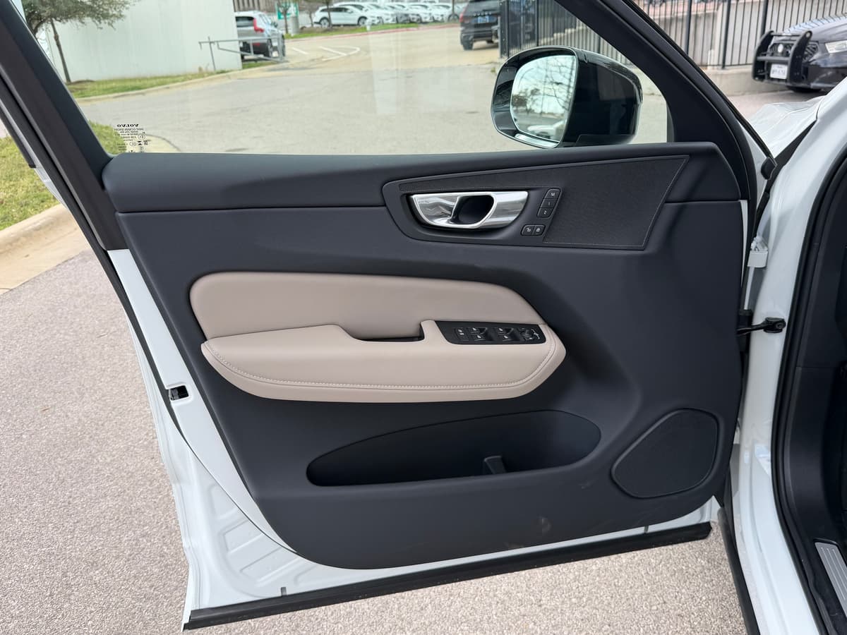 2026 Volvo XC60 plug-in hybrid - Image 16