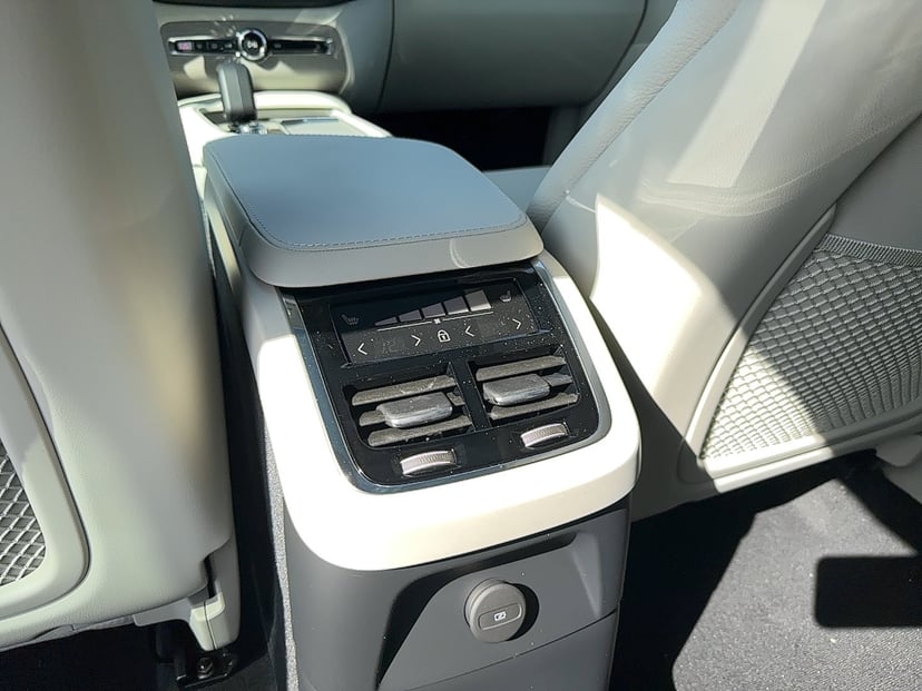 2025 Volvo XC90 plug-in hybrid - Image 17