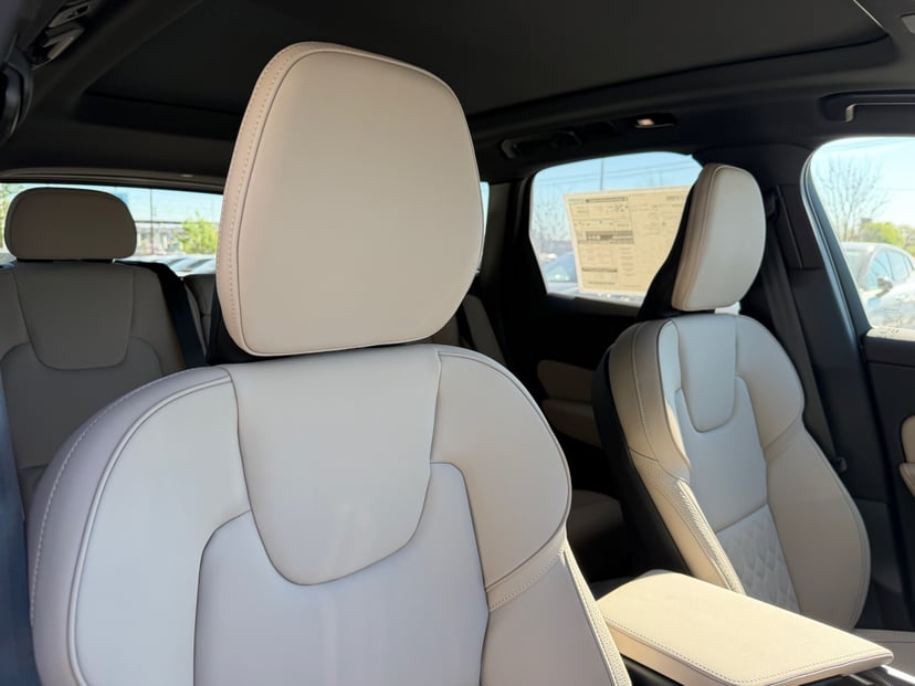 2026 Volvo XC60 - Image 8