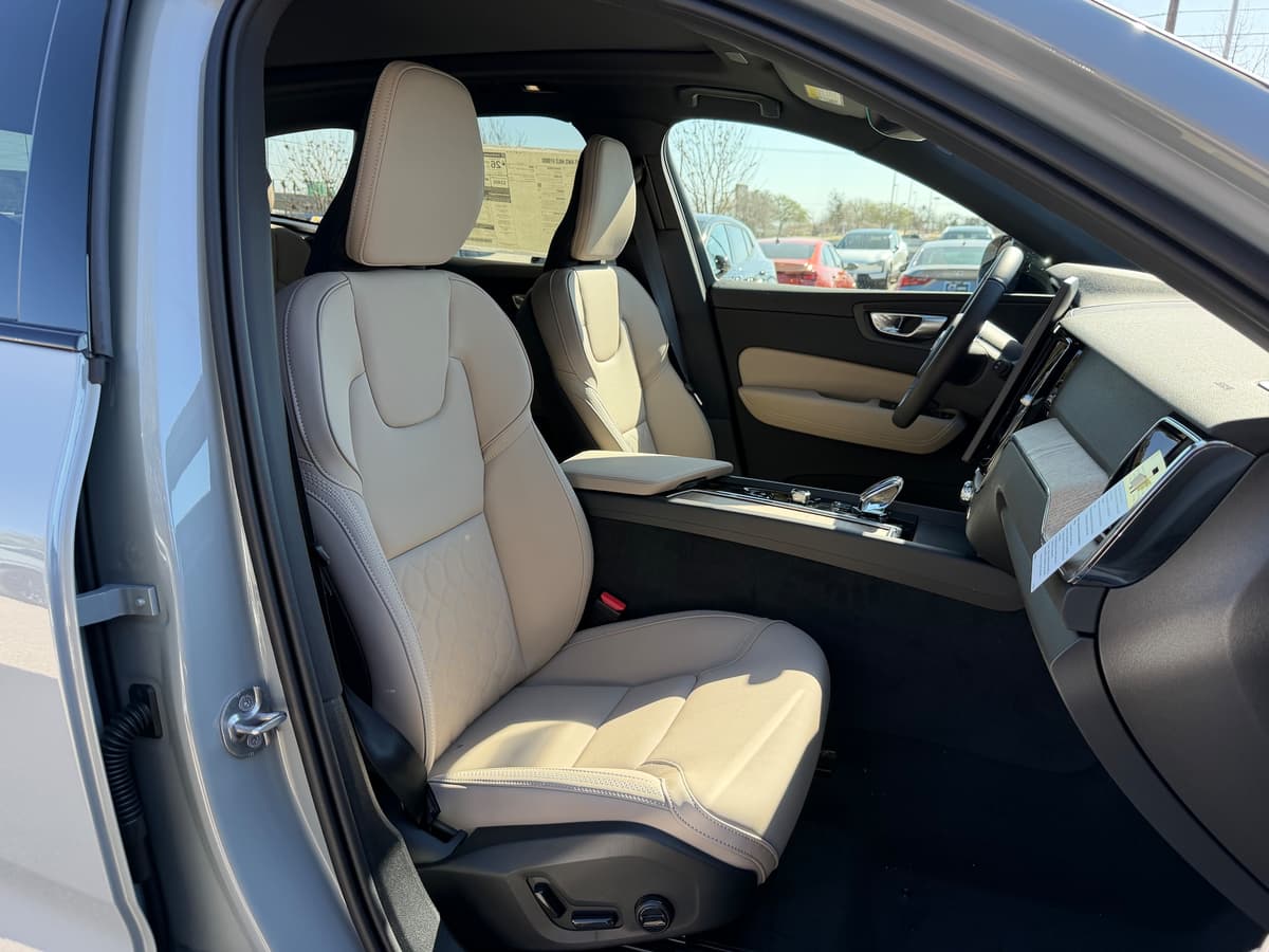 2026 Volvo XC60 - Image 8