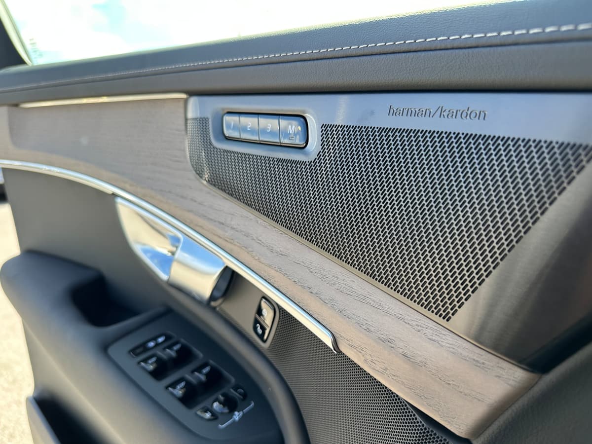 2025 Volvo XC90 plug-in hybrid - Image 17