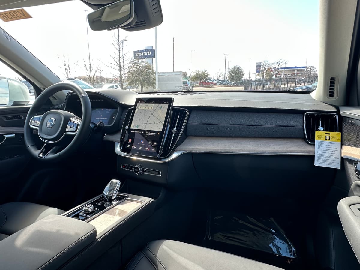 2025 Volvo XC90 plug-in hybrid - Image 10